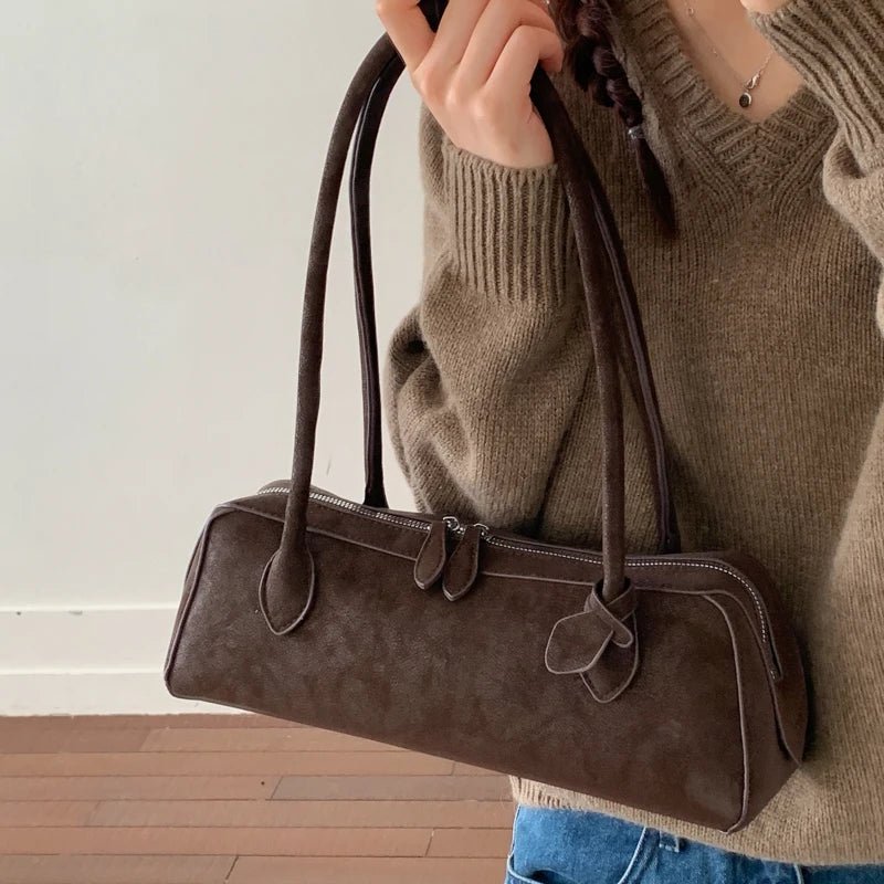 Adora Baguette-Tasche aus Veloursleder