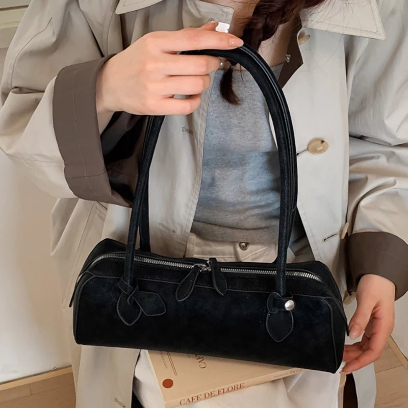 Adora Baguette-Tasche aus Veloursleder