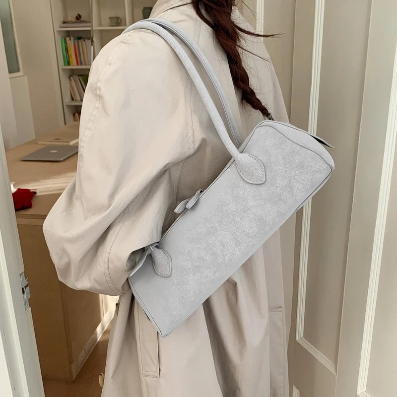 Adora Baguette-Tasche aus Veloursleder