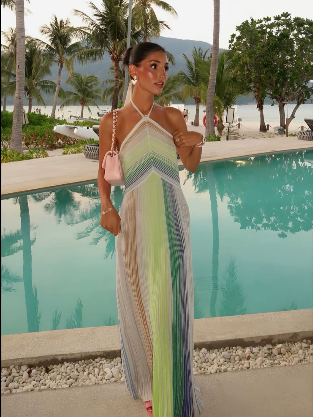 Ailis Gestreiftes Pailletten-Maxikleid mit Neckholder