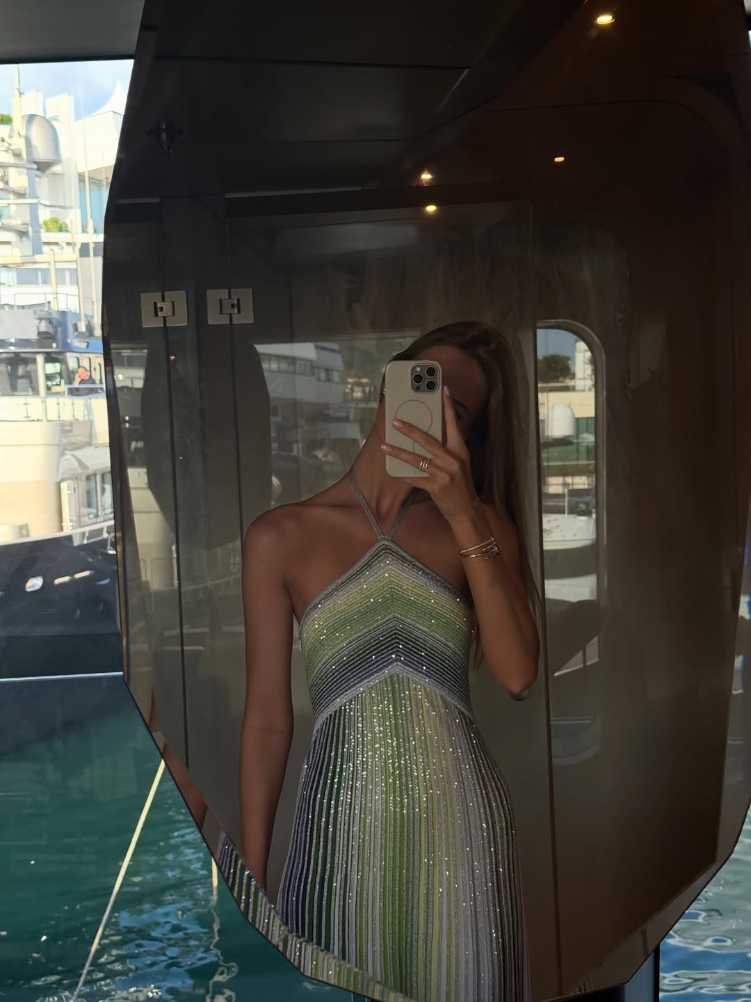 Ailis Gestreiftes Pailletten-Maxikleid mit Neckholder