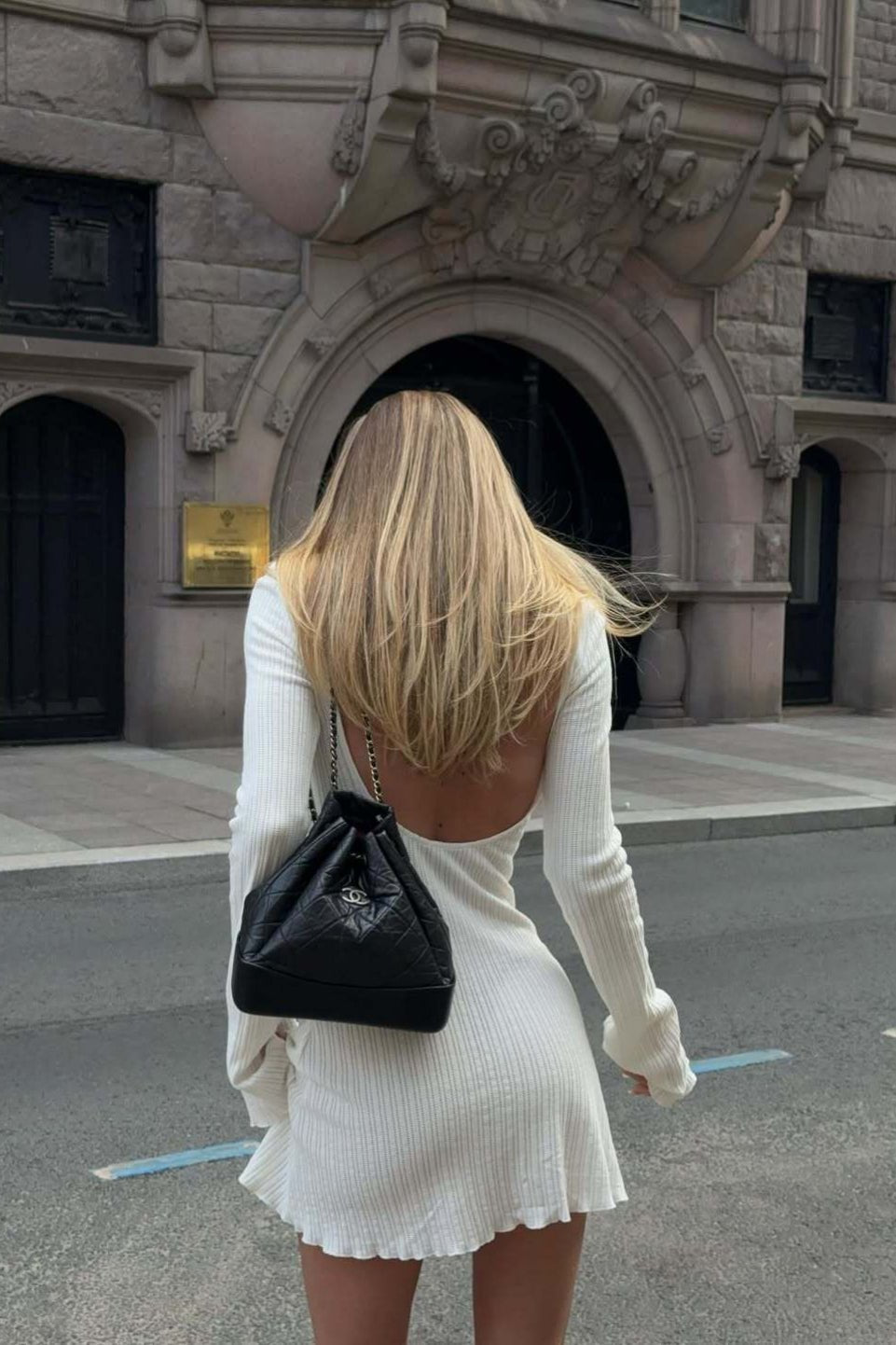 Ailyn Minikleid mit Rückenausschnitt