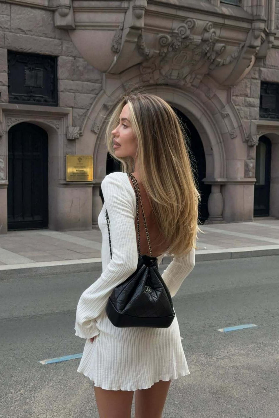 Ailyn Minikleid mit Rückenausschnitt