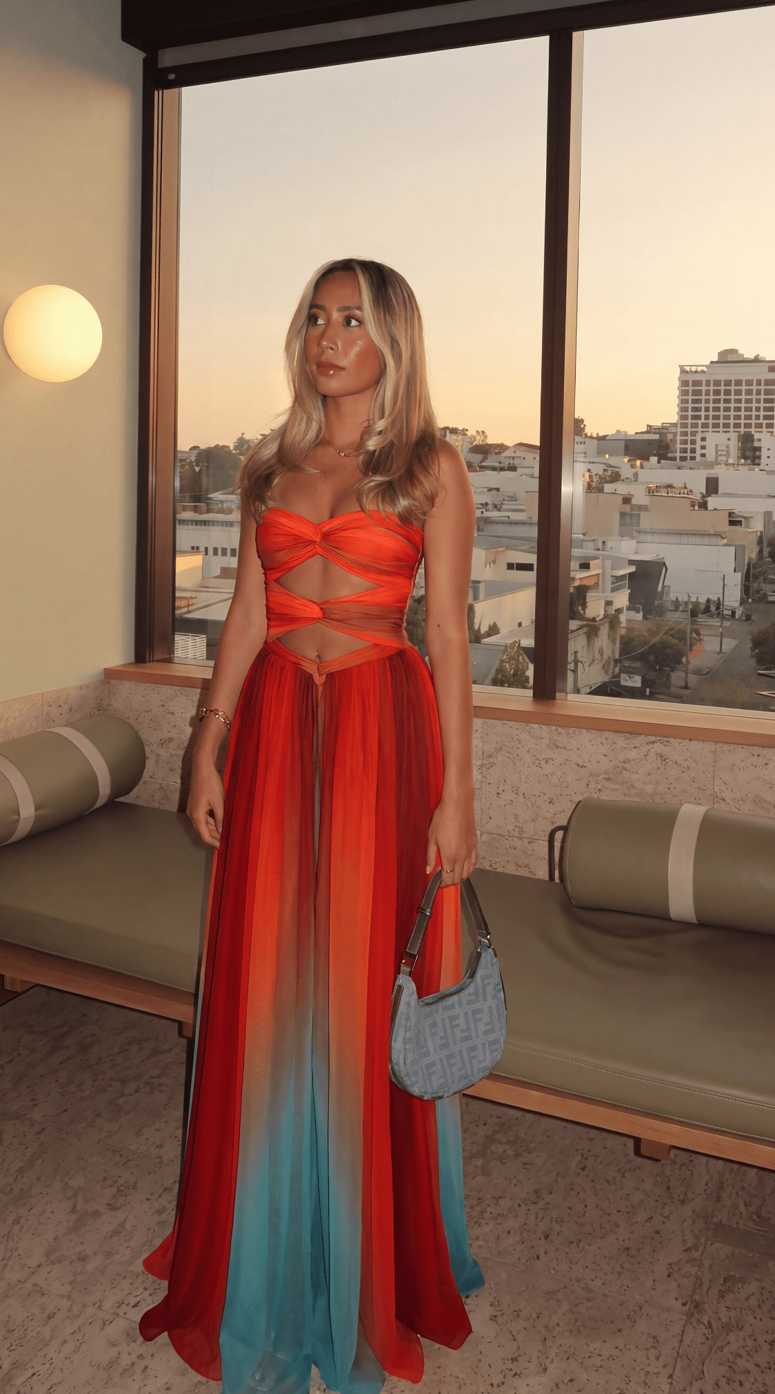 Aiselta Maxikleid mit Knotendetail