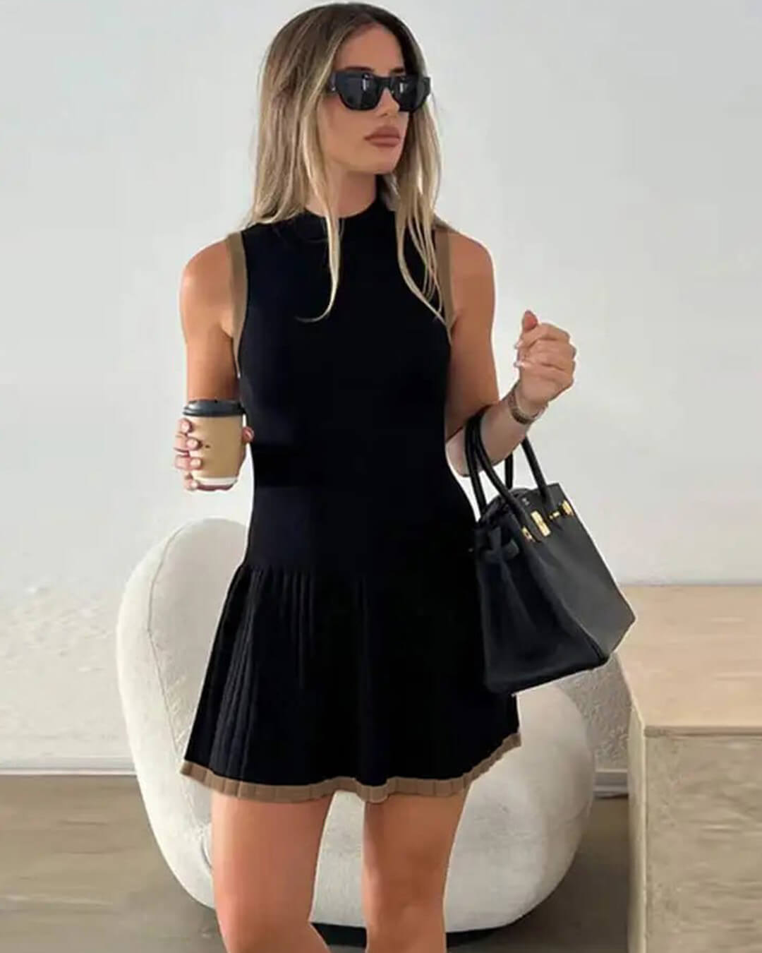 Alice Strickkleid mit Kontrastdetails und tief angesetzter Taille