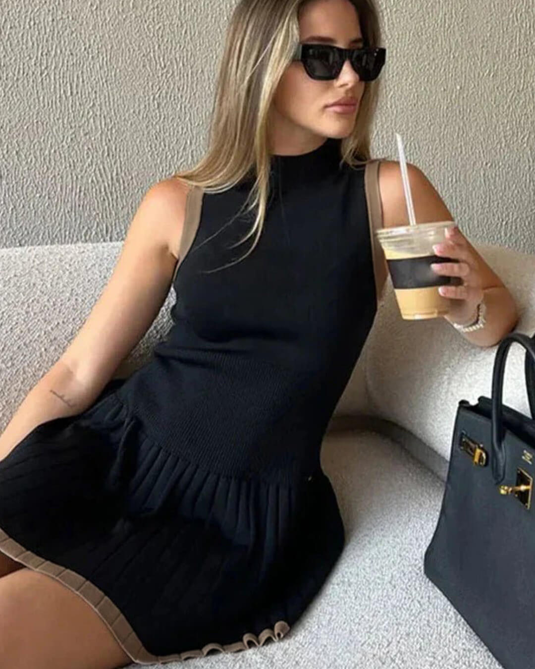 Alice Strickkleid mit Kontrastdetails und tief angesetzter Taille