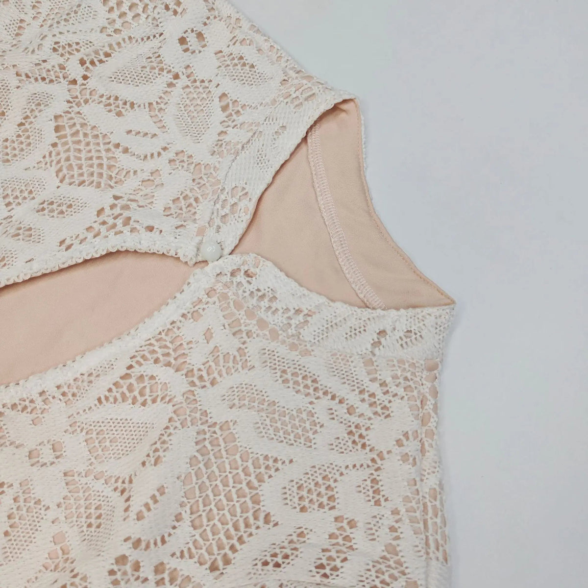 Amara Spitzen-Min Kleid mit Cut-outs