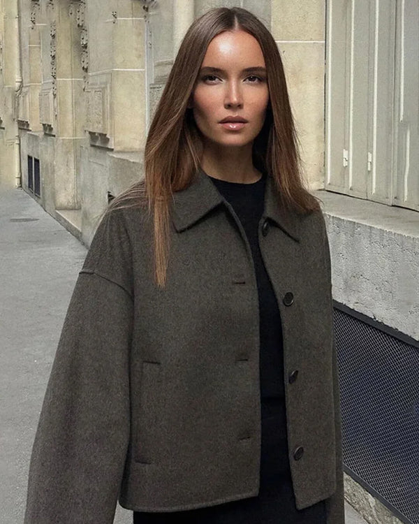 Angelina Kurze Jacke mit Knöpfen
