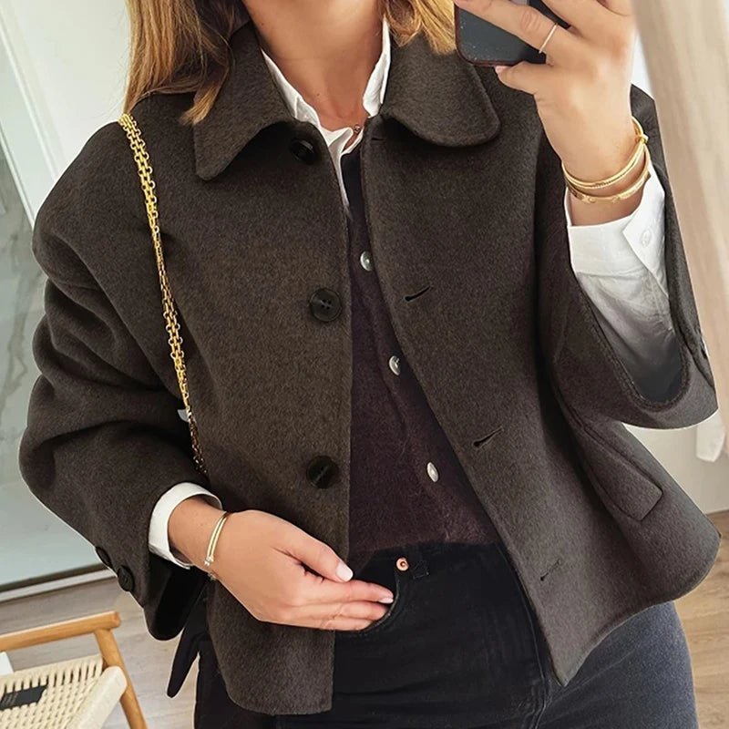 Angelina Kurze Jacke mit Knöpfen