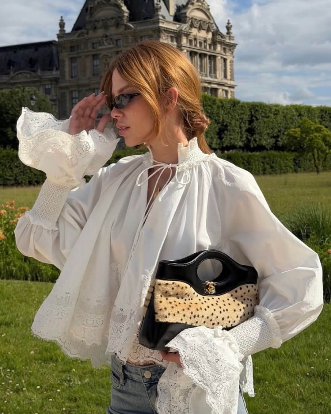 Annie Bluse mit Stickerei und Spitzenbesatz