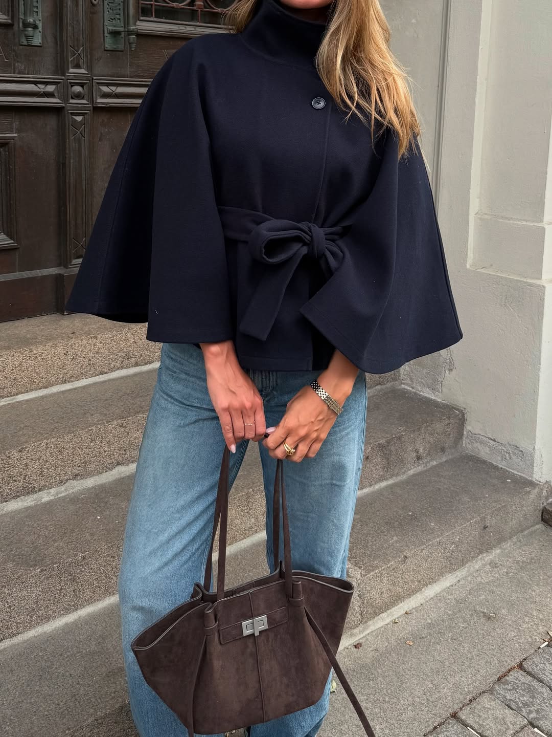 Elegante Cape-Jacke Arianne mit hohem Kragen und Gürtel