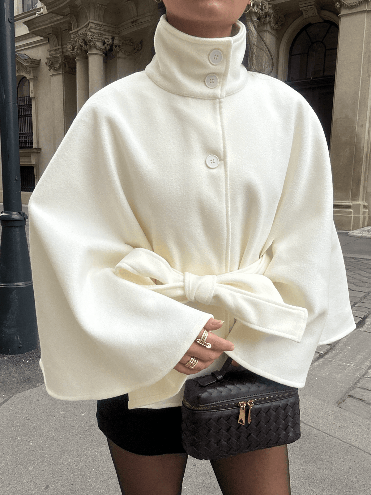 Elegante Cape-Jacke Arianne mit hohem Kragen und Gürtel