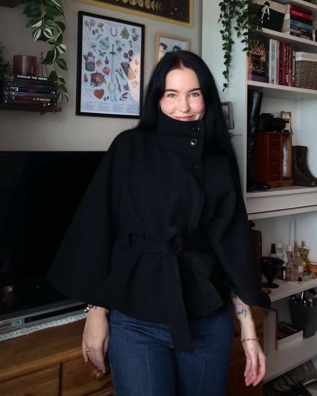 Elegante Cape-Jacke Arianne mit hohem Kragen und Gürtel
