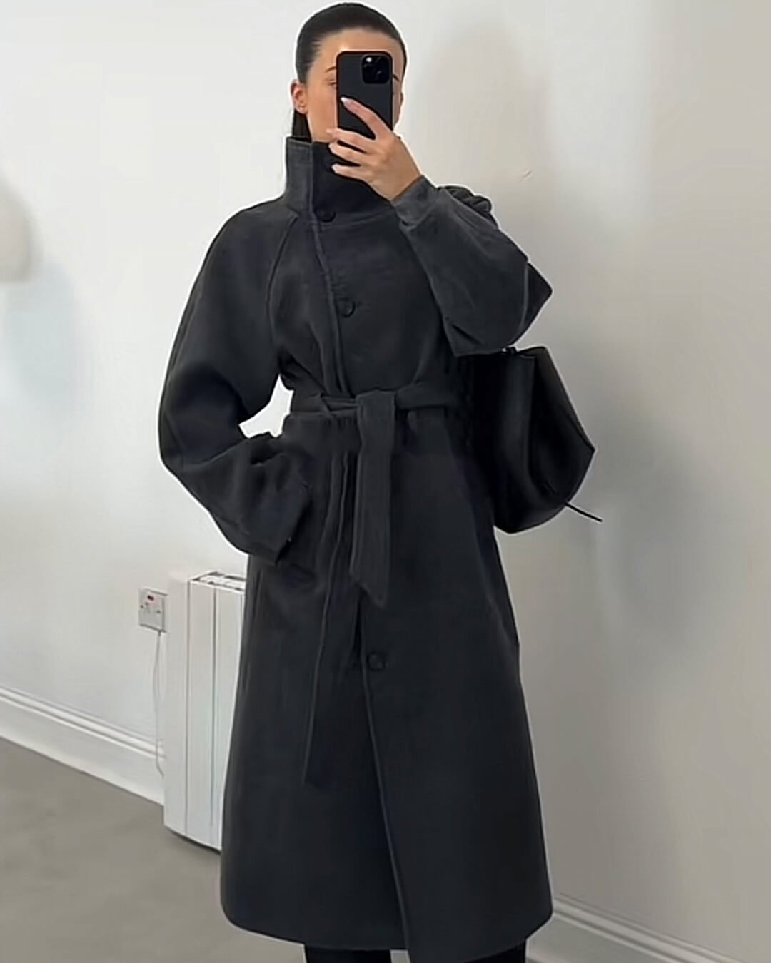 Arielle Langer Mantel mit hohem Kragen und Gürtel