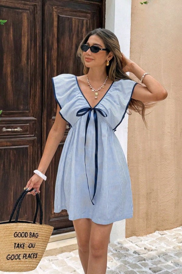 Beatrice gestreiftes Mini-Kleid mit V-Ausschnitt und Rüschen