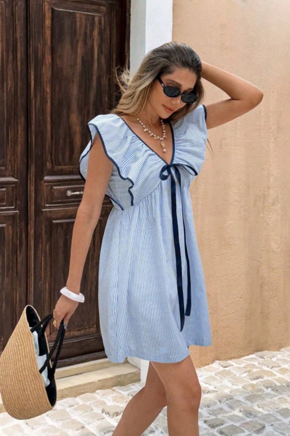 Beatrice gestreiftes Mini-Kleid mit V-Ausschnitt und Rüschen