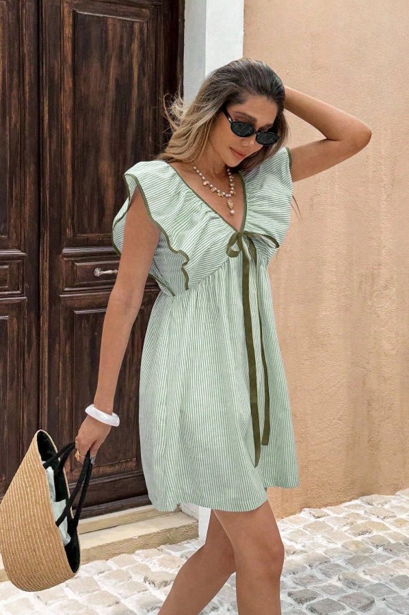 Beatrice gestreiftes Mini-Kleid mit V-Ausschnitt und Rüschen