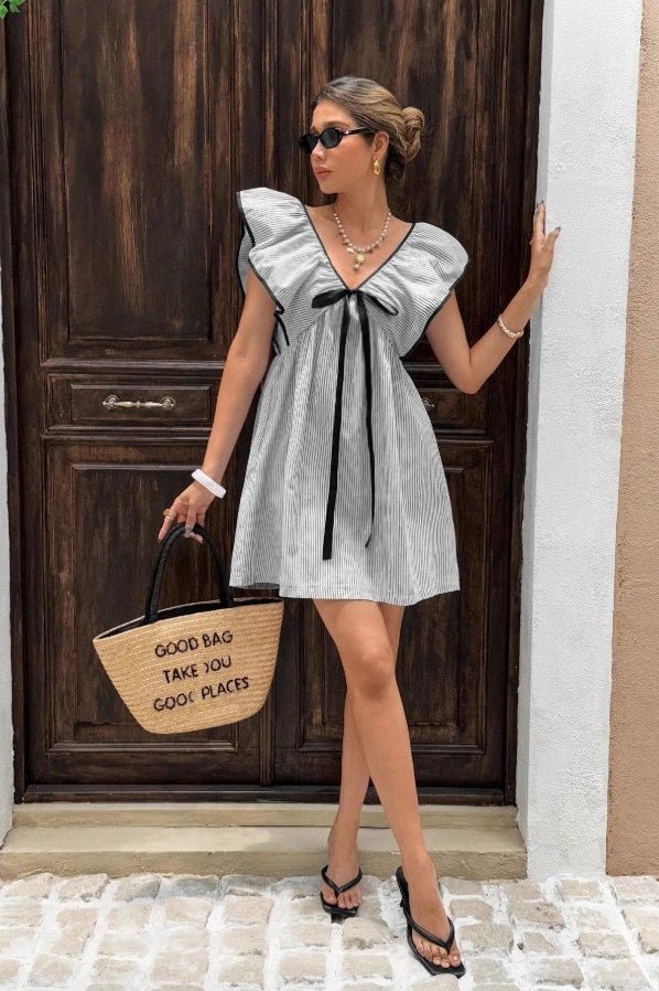 Beatrice gestreiftes Mini-Kleid mit V-Ausschnitt und Rüschen