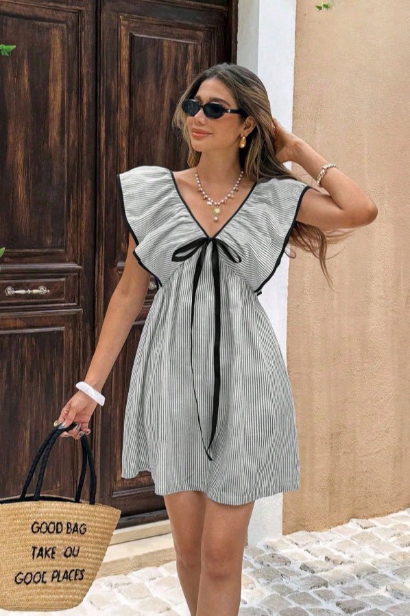 Beatrice gestreiftes Mini-Kleid mit V-Ausschnitt und Rüschen