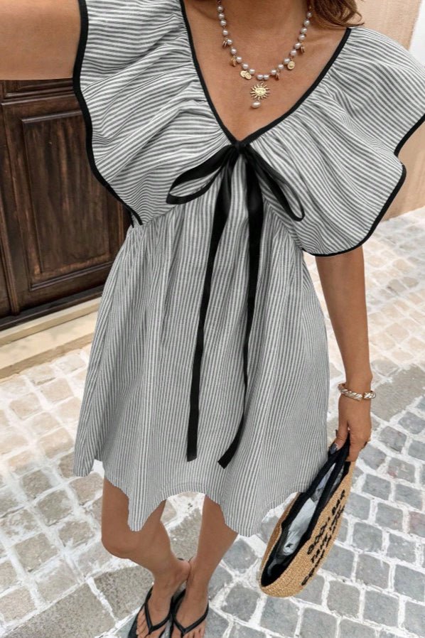 Beatrice gestreiftes Mini-Kleid mit V-Ausschnitt und Rüschen