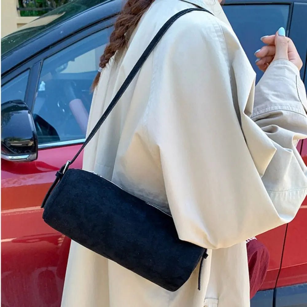 Beatrice Hobo-Tasche aus Veloursleder in Kissenform