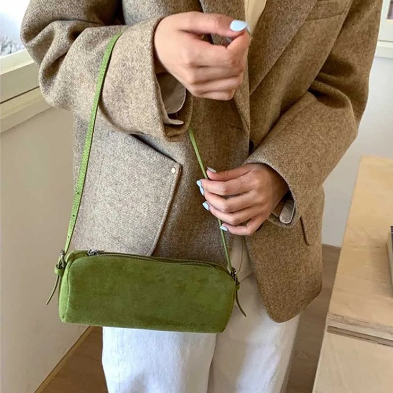 Beatrice Hobo-Tasche aus Veloursleder in Kissenform