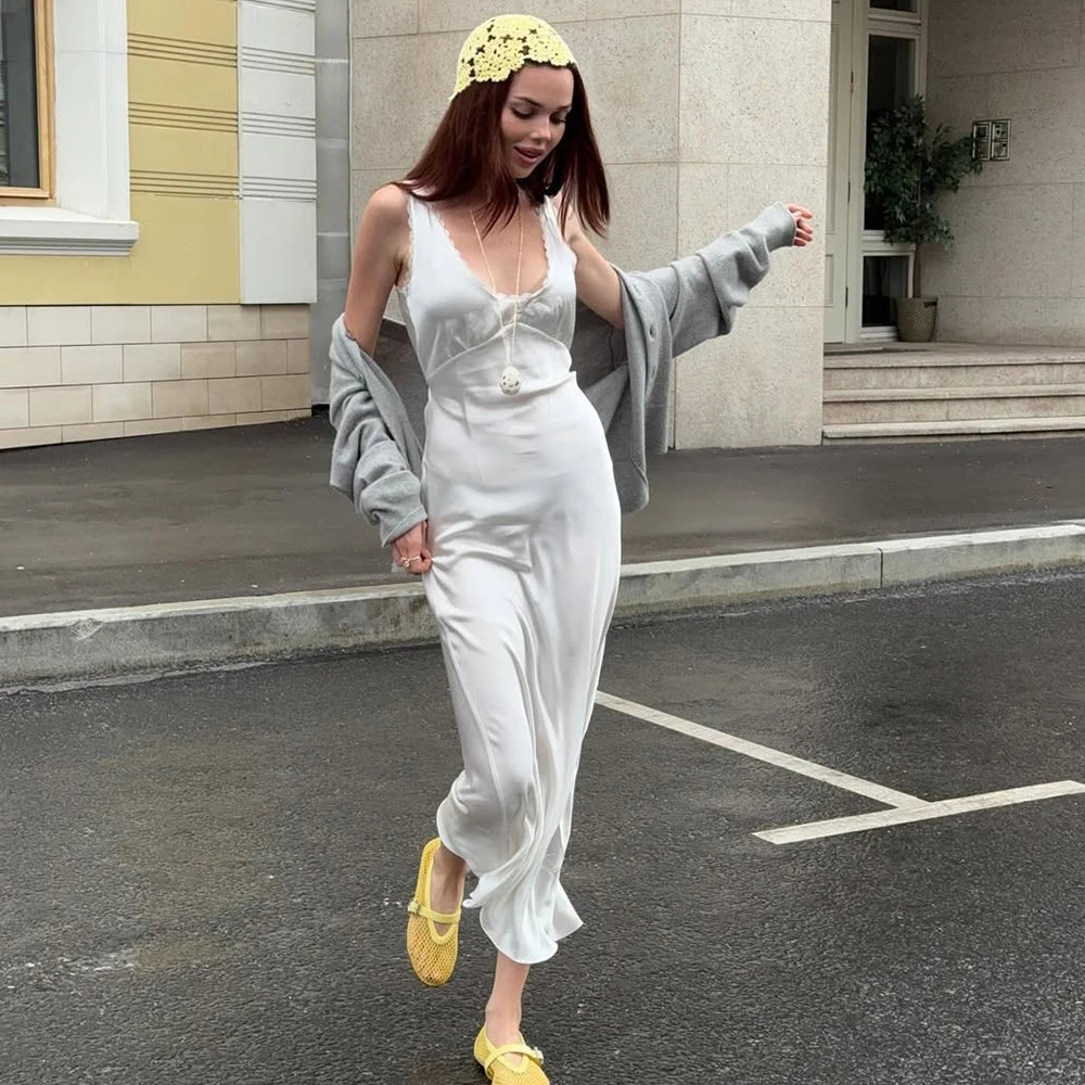 Bellina Satin-Midikleid mit tiefem Ausschnitt