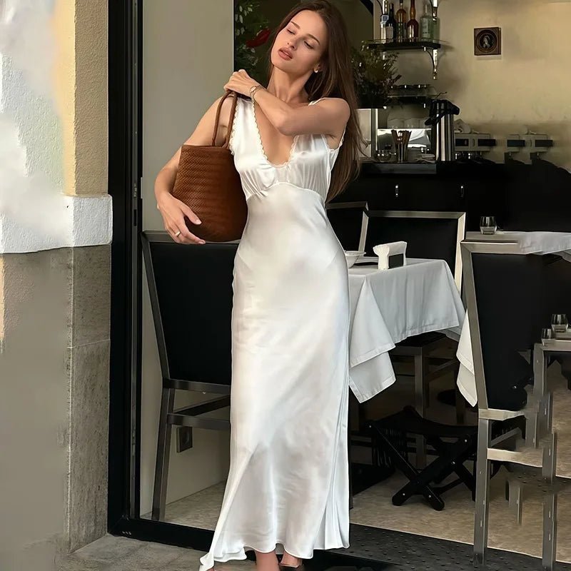 Bellina Satin-Midikleid mit tiefem Ausschnitt
