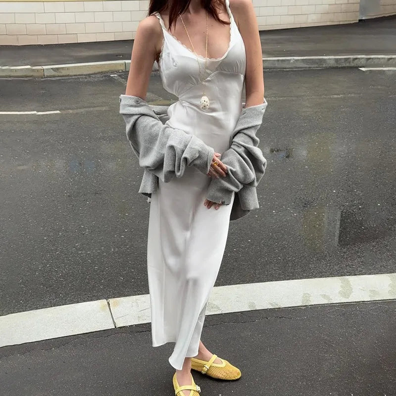 Bellina Satin-Midikleid mit tiefem Ausschnitt