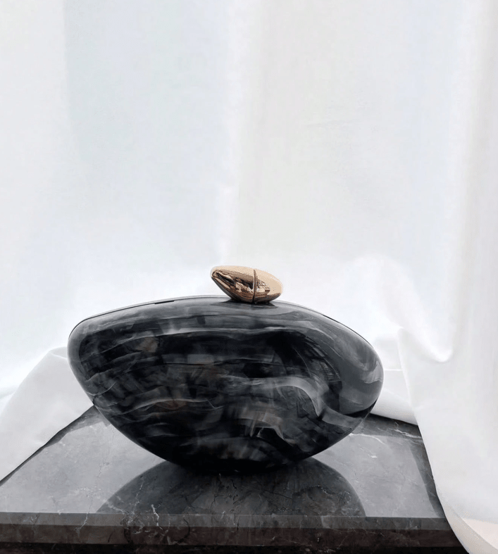 Bianca Abend-Clutch aus Acryl mit Muschelform