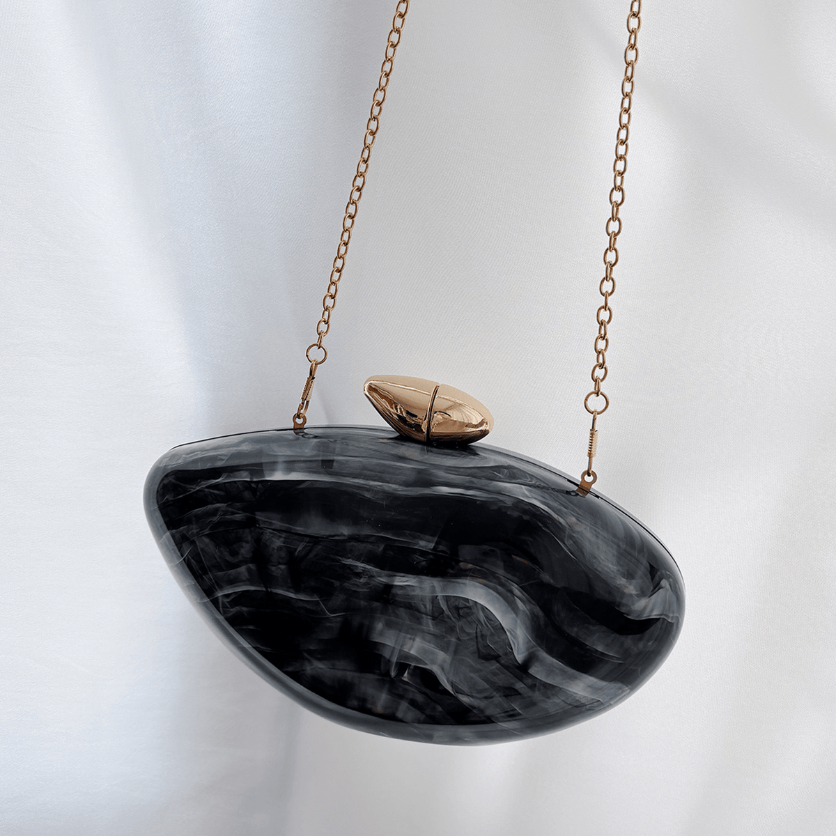 Bianca Abend-Clutch aus Acryl mit Muschelform
