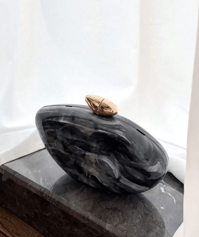 Bianca Abend-Clutch aus Acryl mit Muschelform
