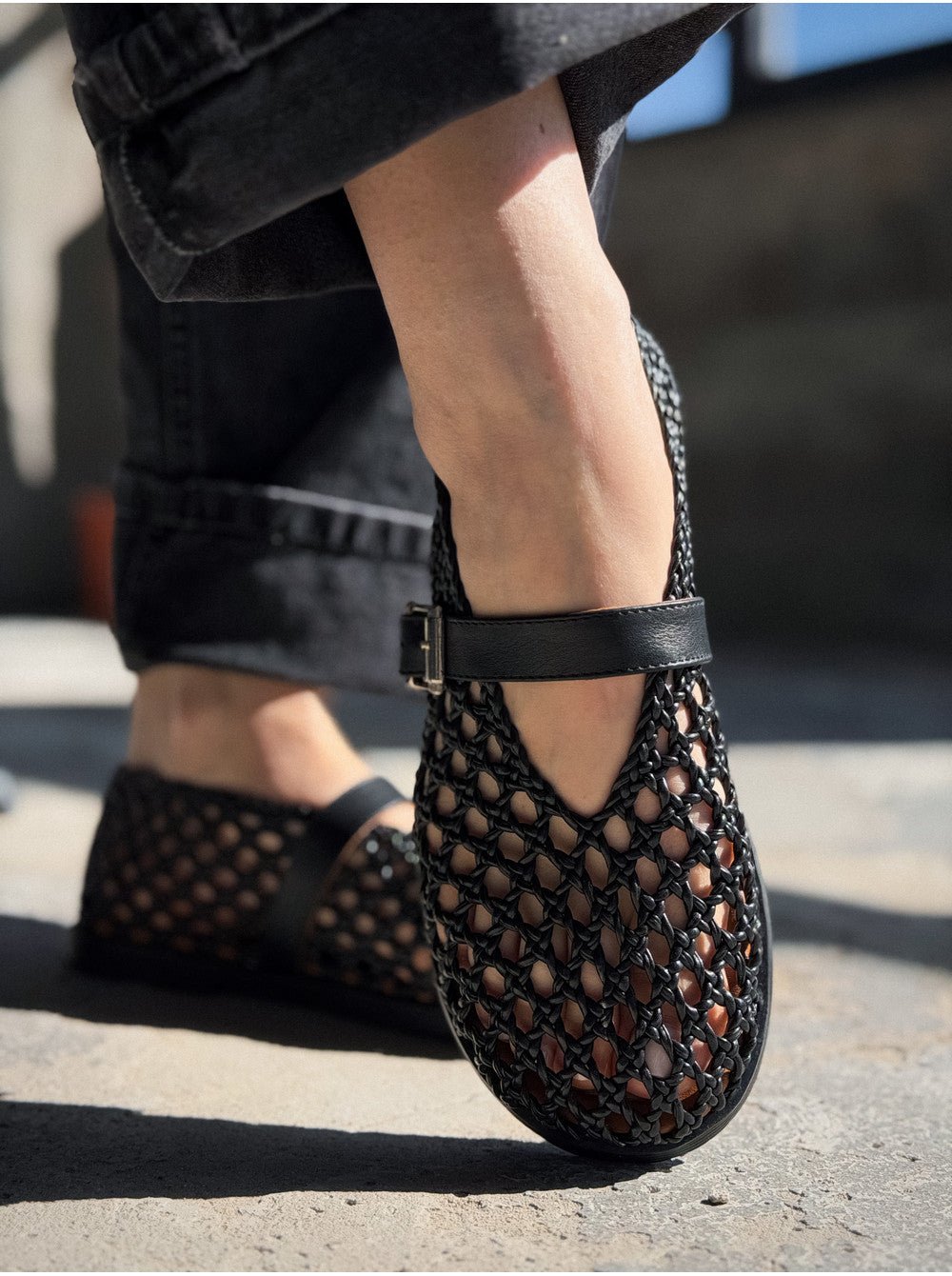 Bianca Geflochtene flache Sandalen mit Cut-outs