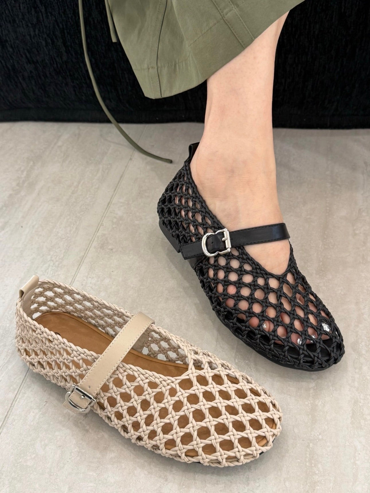Bianca Geflochtene flache Sandalen mit Cut-outs