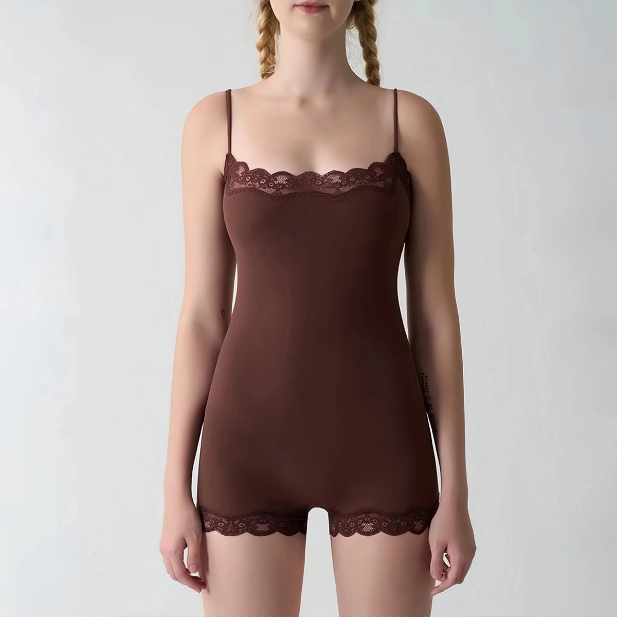 Camille Jumpsuit mit Trägern und Spitzenbesatz