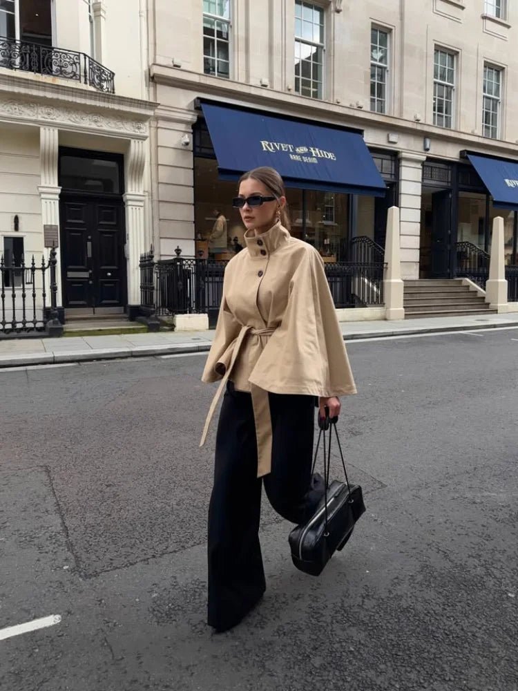 Cape Trenchcoat mit Schnürung