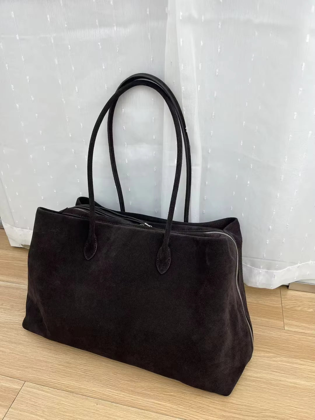 Carly Tote-Bag aus Veloursleder mit Frost-Effekt