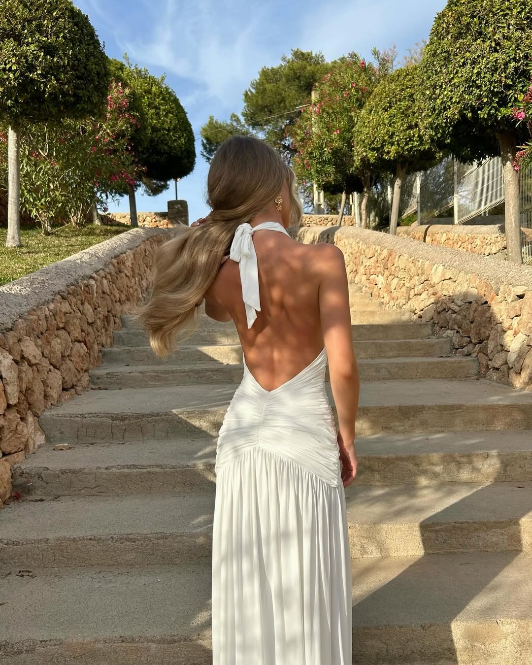Carlyn Maxikleid mit Neckholder und tiefem Ausschnitt
