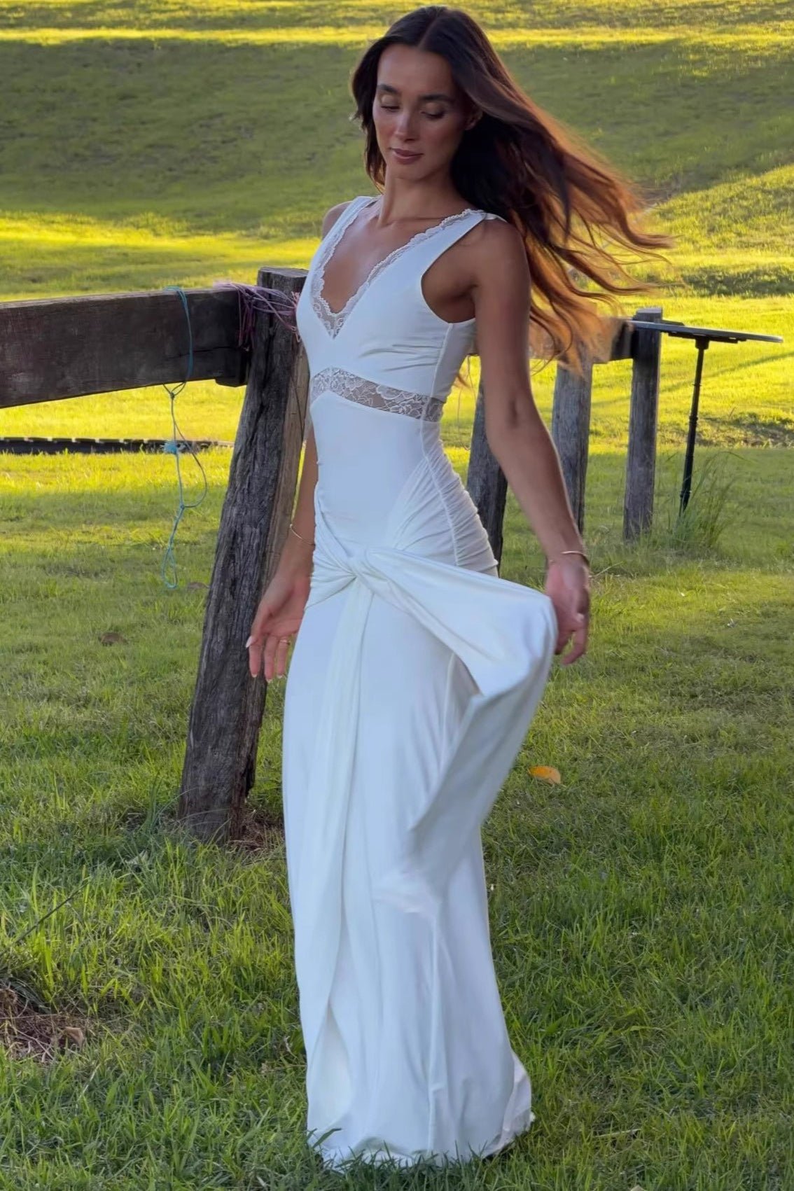 Carmela Maxikleid mit Spitzeneinsatz und Bindeträgern