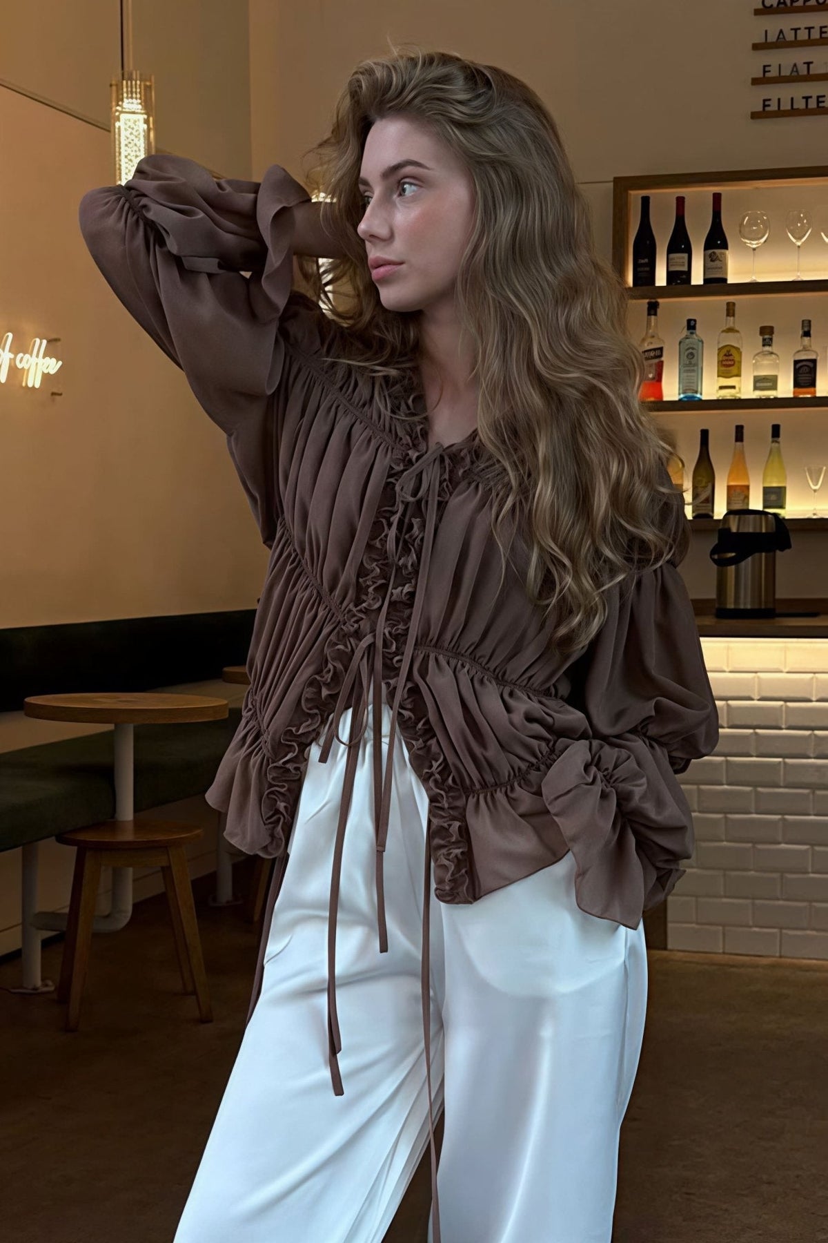 Carmen Bluse mit Raffungen, Rüschen und Bindeband