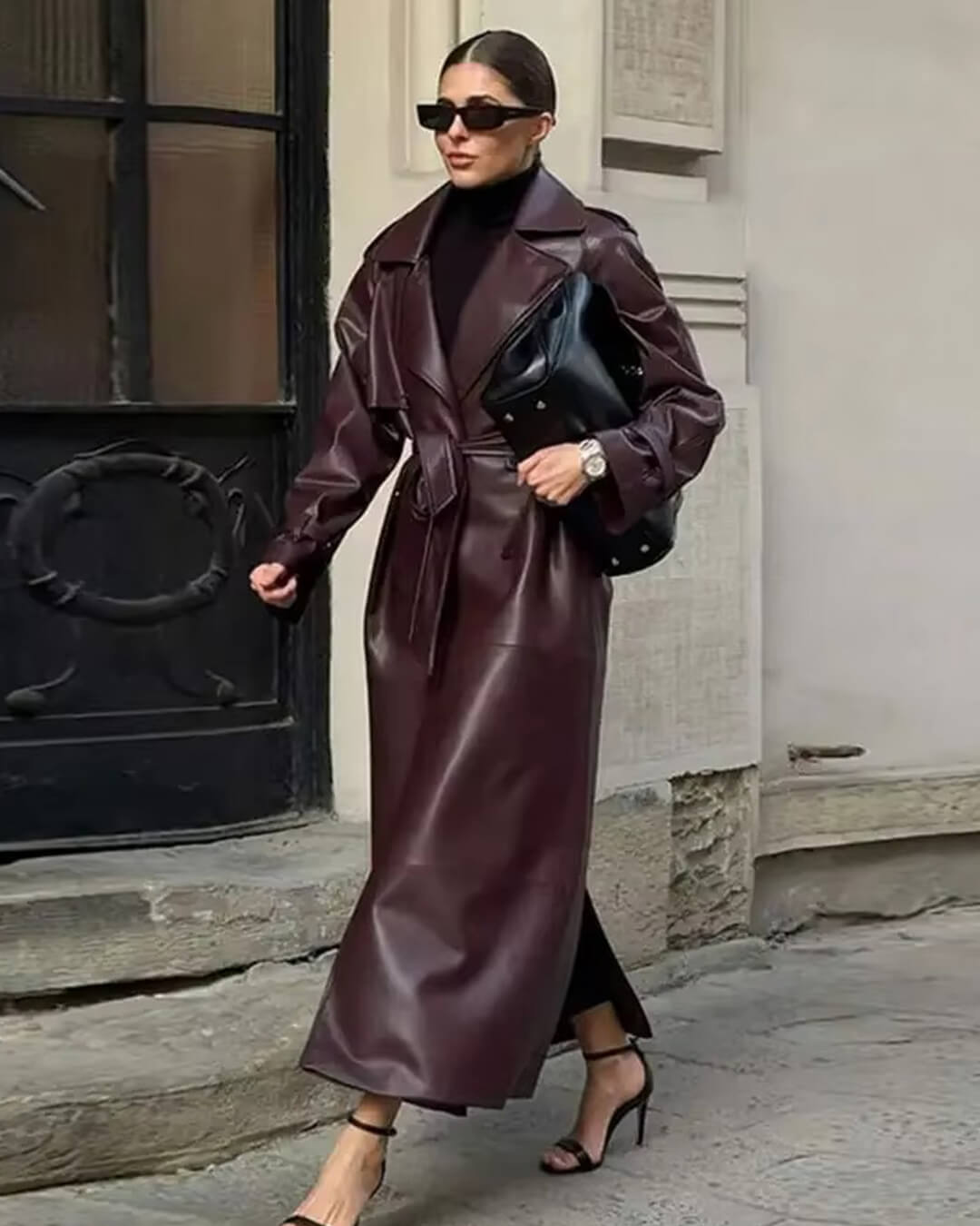 Cassy Maximaler Trenchcoat aus Kunstleder