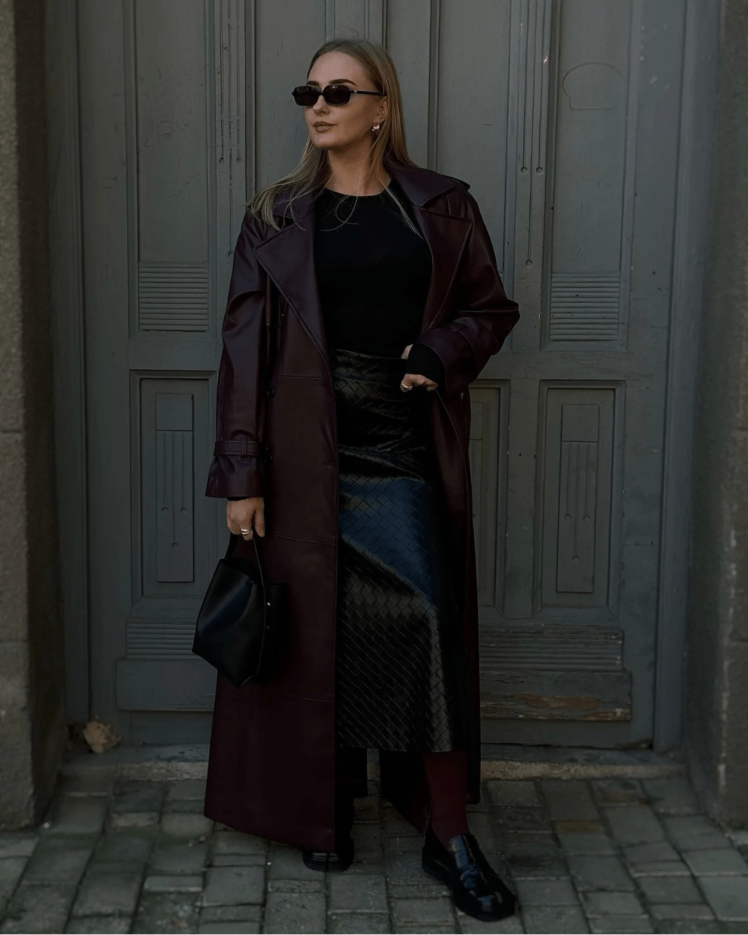 Cassy Maximaler Trenchcoat aus Kunstleder