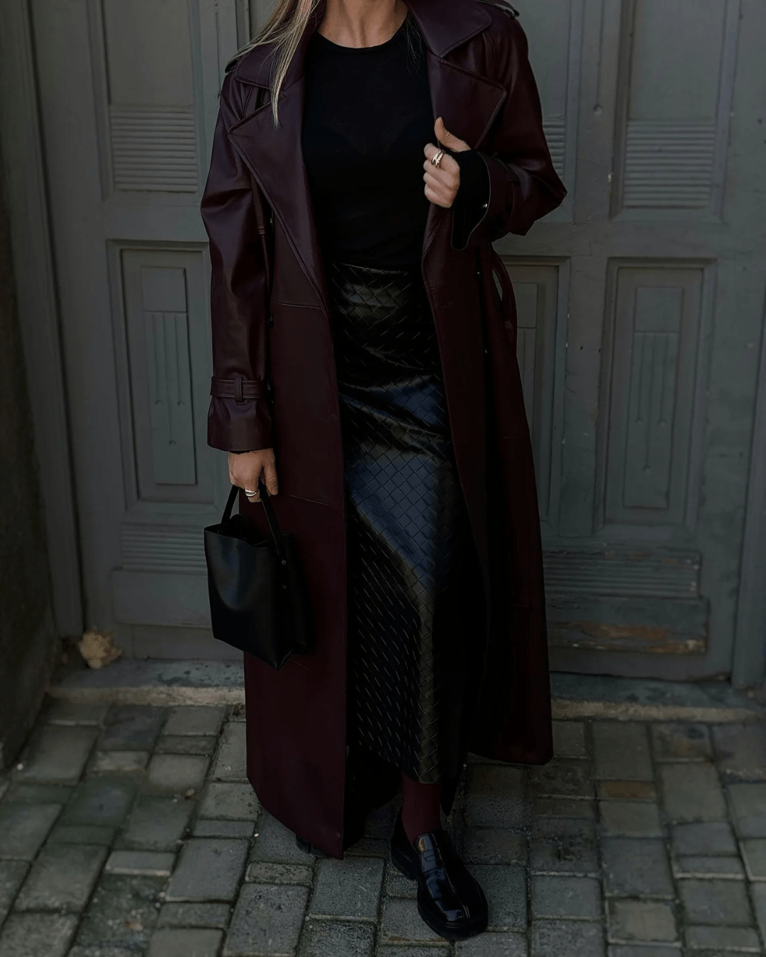 Cassy Maximaler Trenchcoat aus Kunstleder