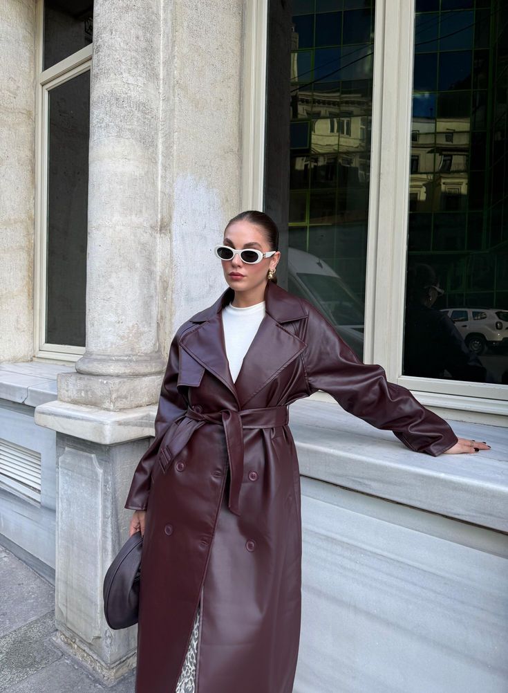 Cassy Maximaler Trenchcoat aus Kunstleder