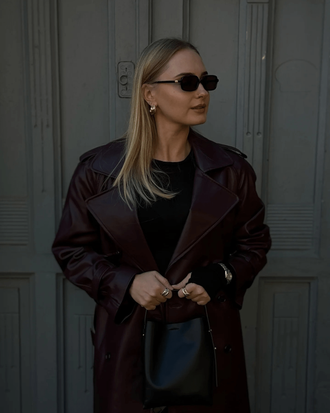 Cassy Maximaler Trenchcoat aus Kunstleder