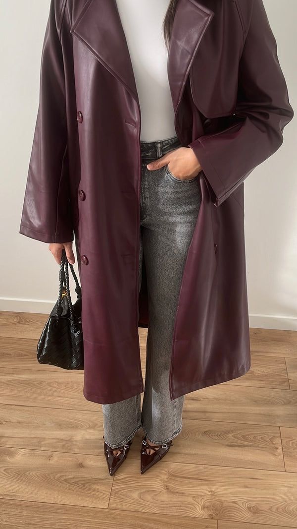 Cassy Maximaler Trenchcoat aus Kunstleder