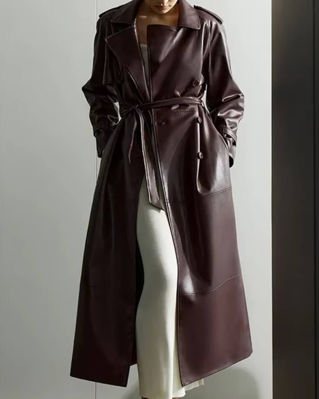 Cassy Maximaler Trenchcoat aus Kunstleder