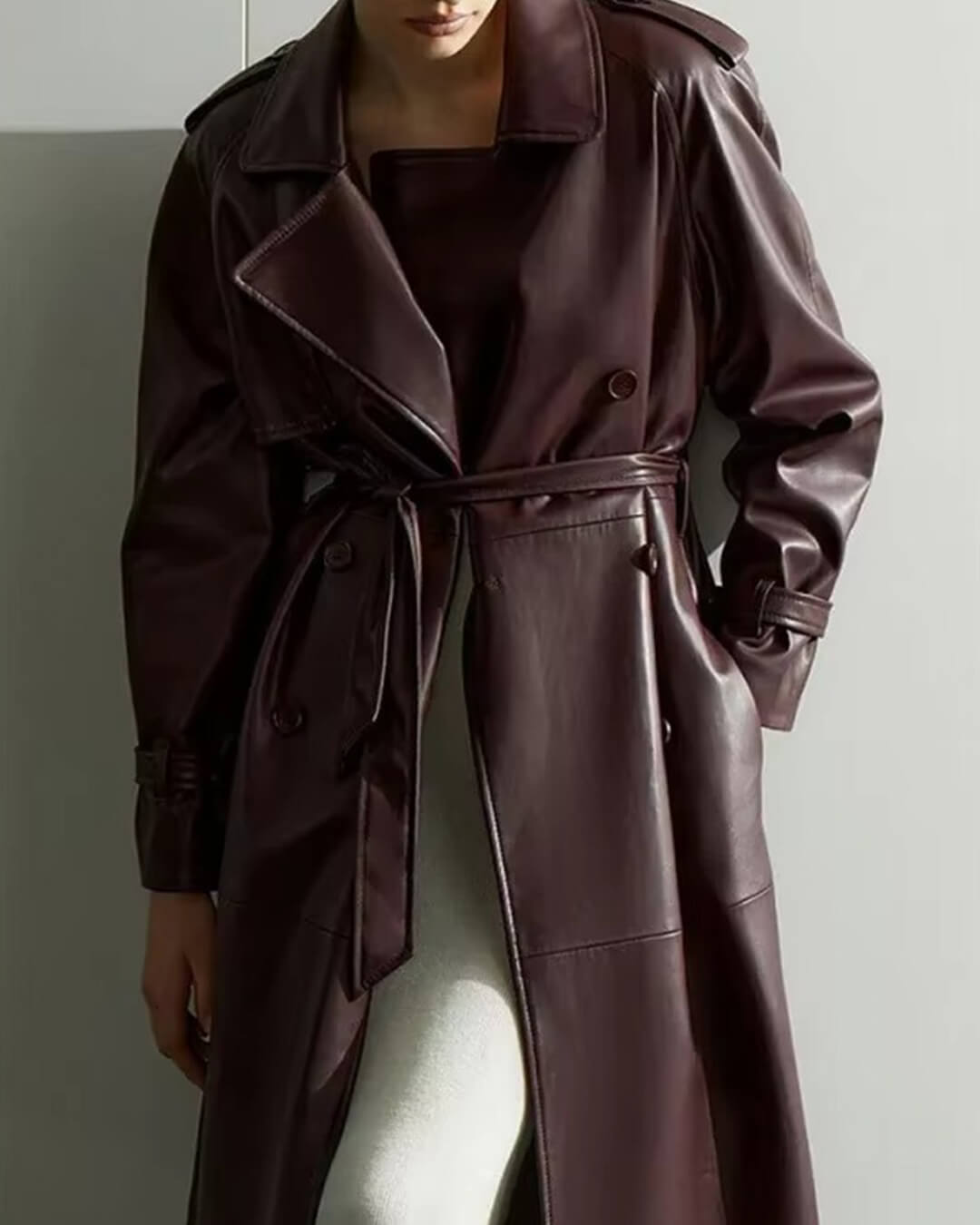 Cassy Maximaler Trenchcoat aus Kunstleder