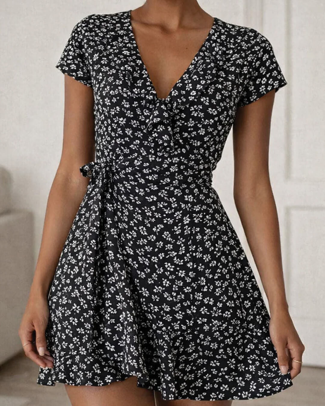 Celeste A-Linien-Minikleid mit Blumenmuster und V-Ausschnitt