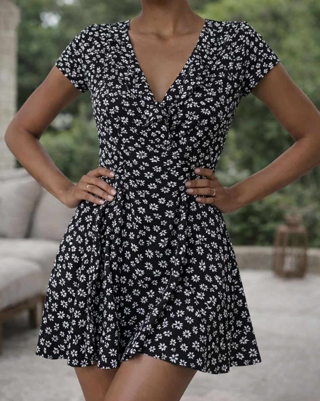 Celeste A-Linien-Minikleid mit Blumenmuster und V-Ausschnitt